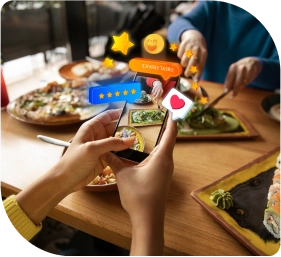 Een persoon maakt een foto van eten dat op een tafel is geplaatst om het te delen op sociale media