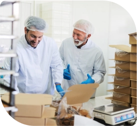 Twee mannen in witte laboratoriumjassen en handschoenen, werkend in een fabriek