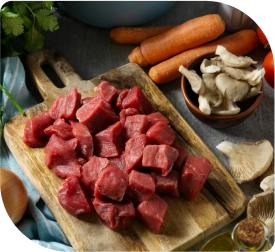 Een afbeelding van vers rauw vlees op een snijplank en groenten met het Halal logo