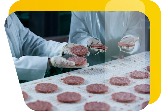 Twee chef controleren de kwaliteit van hamburgers voordat ze deze inkopen