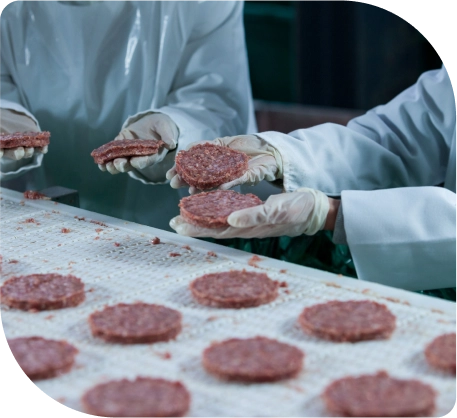 Twee chefs controleren de kwaliteit van hamburgers voordat ze deze inkopen
